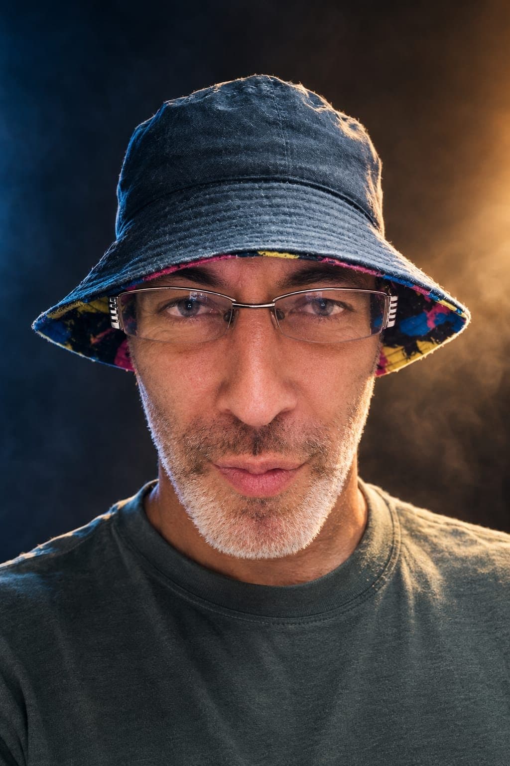 פישי הגדול בכובע באקט ומשקפיים